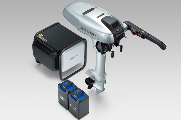小型船舶用電動推進機のプロトタイプと、バッテリーボックスおよび着脱式可搬バッテリー「Honda Mobile Power Pack e：（モバイルパワーパック・イー）」。