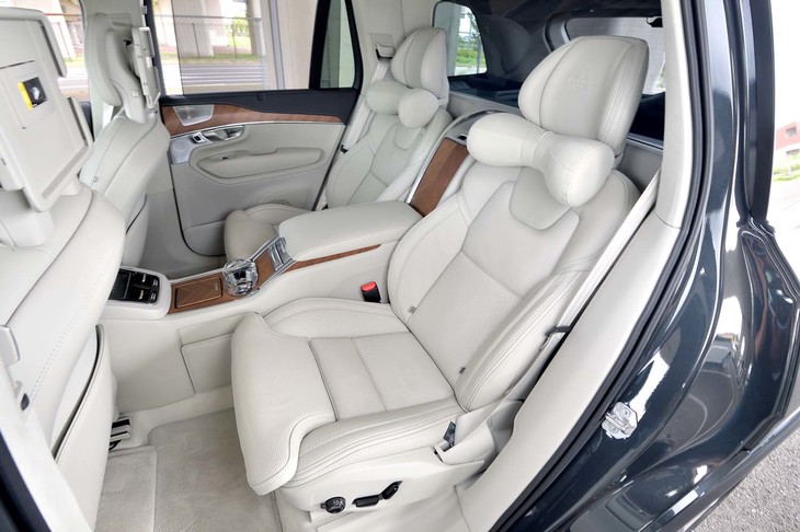 「XC90エクセレンス」最大の特徴である独立型リアシート。ホイールベースは他のXC90と同じだが、シートの位置を変更することでニールームが拡大されている。