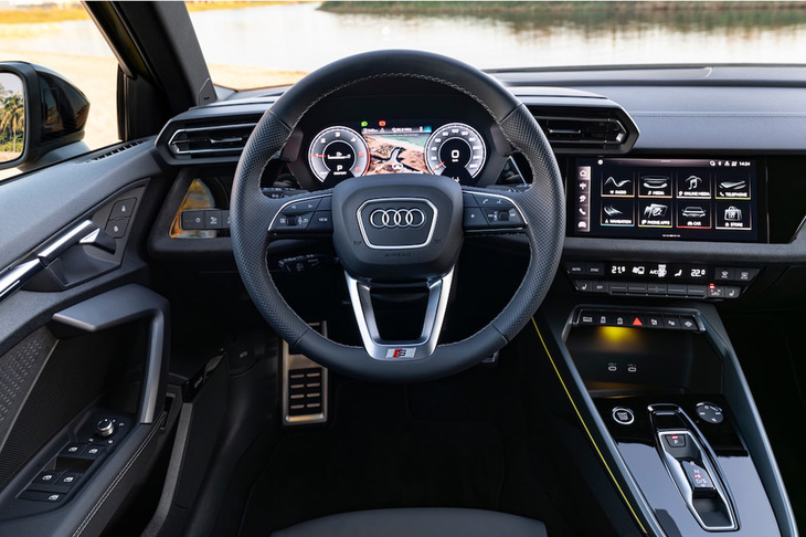 インテリアでは、アウディがシフターと呼ぶ小さなATセレクタースイッチを備えた新しいセンターコンソールが印象的だ。