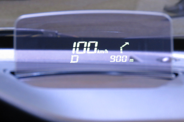 軽自動車初となるヘッドアップティスプレイが設定される。