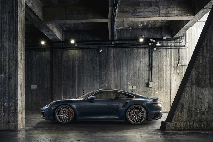 スポーツパッケージやライトウェイトデザインパッケージ、スポーツサスペンション、スポーツエキゾーストシステムなど、多彩なオプションが用意される。