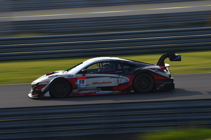 
	No.15 ドラゴ モデューロ NSX CONCEPT-GT（武藤英紀／牧野任祐）。終盤、牧野の激しい追い上げが見られたものの、ついぞNo.19 WedsSport ADVAN RC Fを攻略できず。2位でレースを終えた。
	