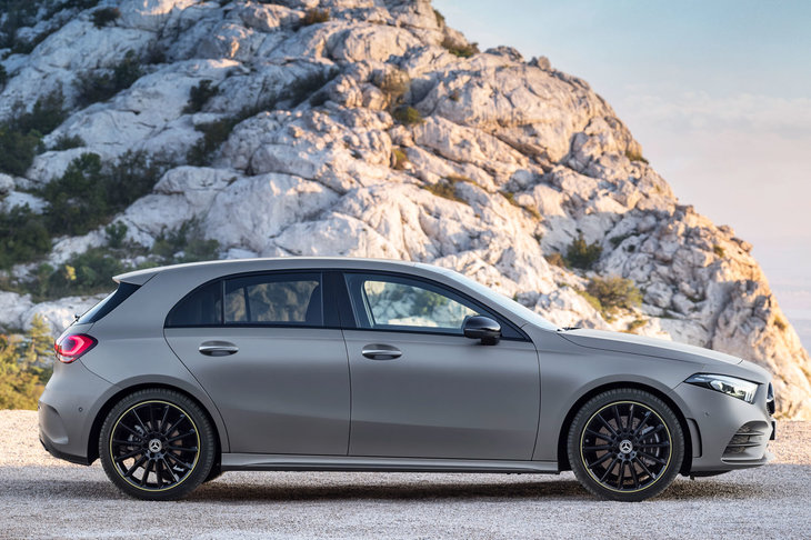 新型「Aクラス」のサイドビュー。一筆書きのショルダーラインはもちろん、“長さ”と“ノーズの低さ”を強調したボンネットまわりの意匠にも注目。