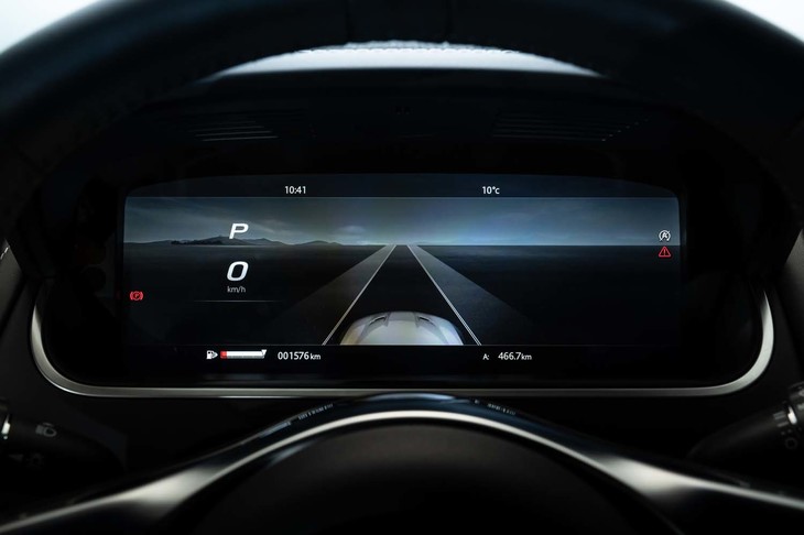 全面液晶タイプのメーターパネル。円形の計器盤やカーナビのマップなど、必要に応じて表示内容を切り替えられる。