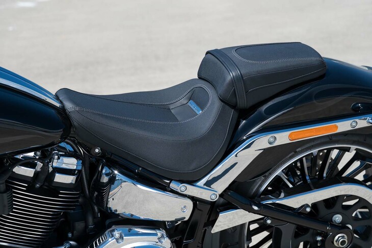 クルーザースタイルのモデルだけに、シート高は665mmと低め。彫りの深い形状により、加速時にはライダーのお尻をしっかりと受け止めてくれる。