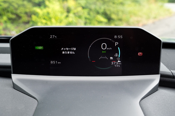 液晶メーターにも改良が加わっており、充電出力やバッテリー加熱時の警告メッセージなどを表示する機能が追加された。