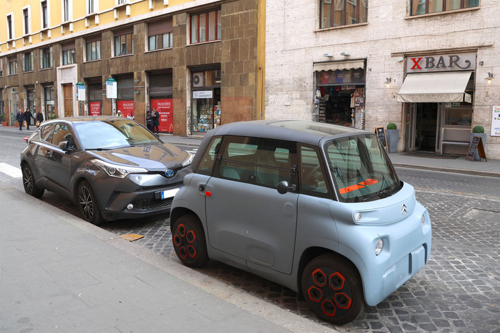 同じくローマで2023年2月に撮影。イタリア元老院近くにたたずむ「アミ100％エレクトリック」。なお、イタリアでは原動機付自転車「クアドリチクル」に準ずる扱いなので、前部にナンバープレートは不要である。