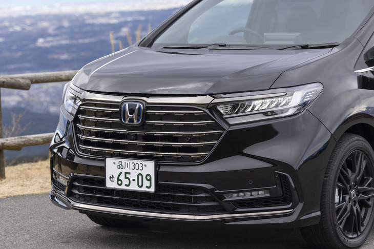 新デザインのグリルは開口部が拡大するとともにバーに突起が付いた。「H」のエンブレムは台座を厚くしてより前にレイアウトされた。