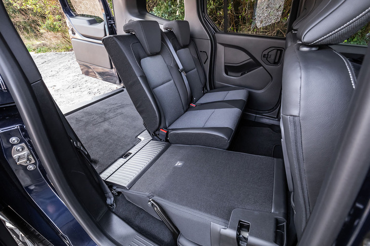 リアシートは3座独立式のデザイン。フロントシートと同じくファブリック×レザー調のコンビ表皮で仕立てられる。60：40の分割可倒式となる背もたれを前方に倒した場合は、折りたたんだシートが床面とほぼフラットに格納される。