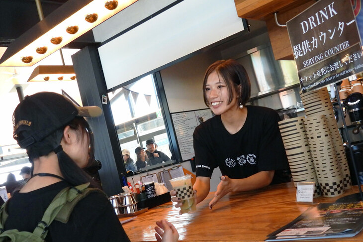 参加者の多さに、館内ではフードやドリングの提供も大忙しだ。