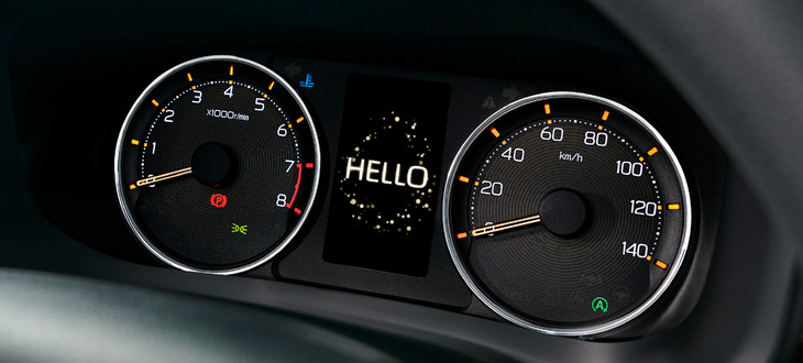 上級グレードのメーターパネルには、エンジン回転計やTFTカラーマルチインフォメーションディスプレイが装備される。