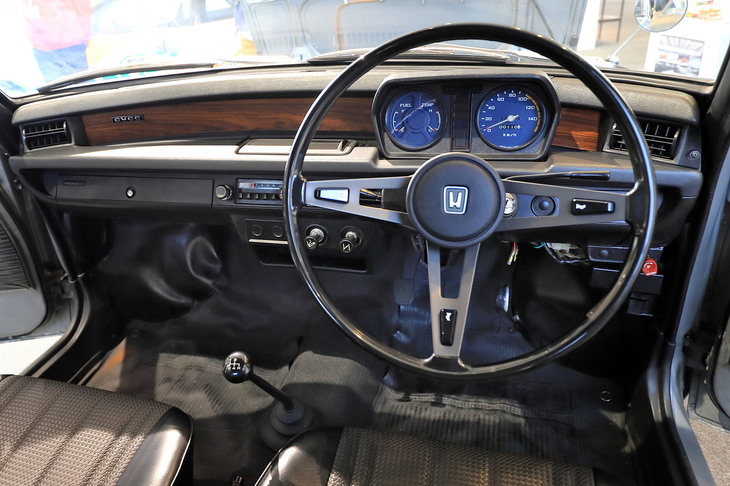 インテリアでは、プロペラシャフトが不要となるFFの駆動方式により、広い足元スペースを実現。ドアトリムまで続く、ゆるやかにラウンドしたダッシュボードの意匠は、今日のモデルにもその面影が見られる。