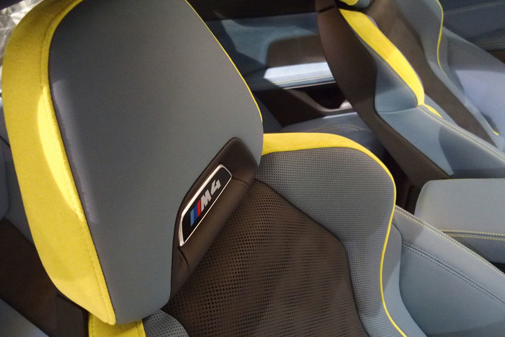 ドアを開けるとイルミネーションが光る、「M4」のロゴが組み込まれた「Mカーボンバケットシート」。今回の試乗車のシートは「ヤスマリナブルー／ブラック」と呼ばれるコンビネーションカラーで、上質な「フルレザーメリノ」仕立てとなっていた。