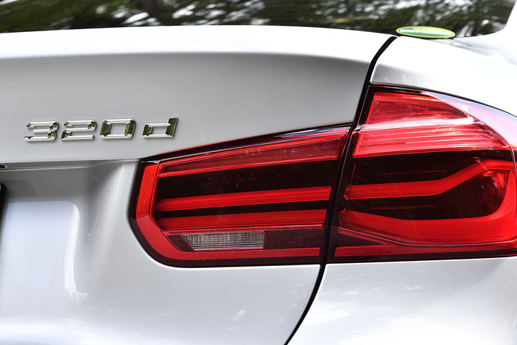 「320d」のトピックは新世代ディーゼルエンジンへの置き換え。1995ccの直4である点には変わりないが、従来のN47型から新しいB47型に変更された。