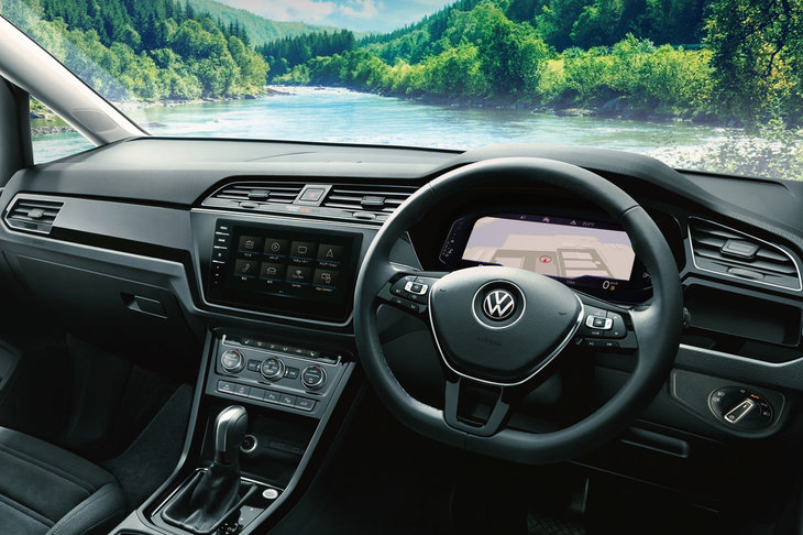 「ゴルフ トゥーランTSIハイライン」のインストゥルメントパネルまわり。