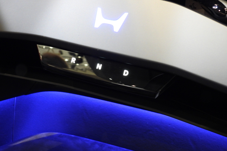 ステアリングに備わるシフトボタン。