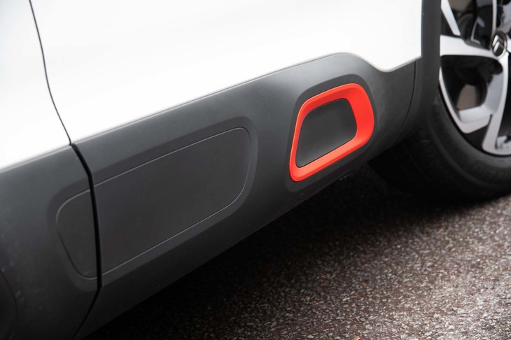 ボディーサイドには赤のアクセントが入った「エアバンプ」が備わる。