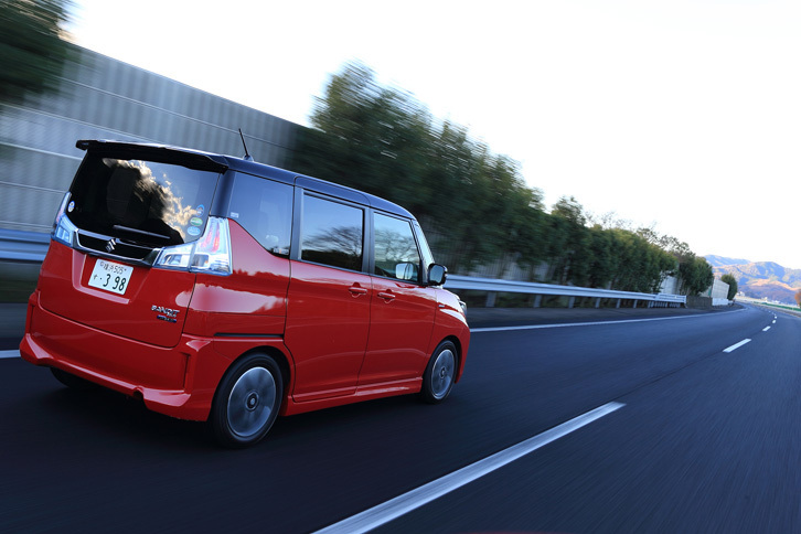 外板色のカラーバリエーションは9種類。「ファーベントレッド」と「プレミアムシルバーメタリック」の2色には「ブラック2トーンルーフ」仕様も用意される。