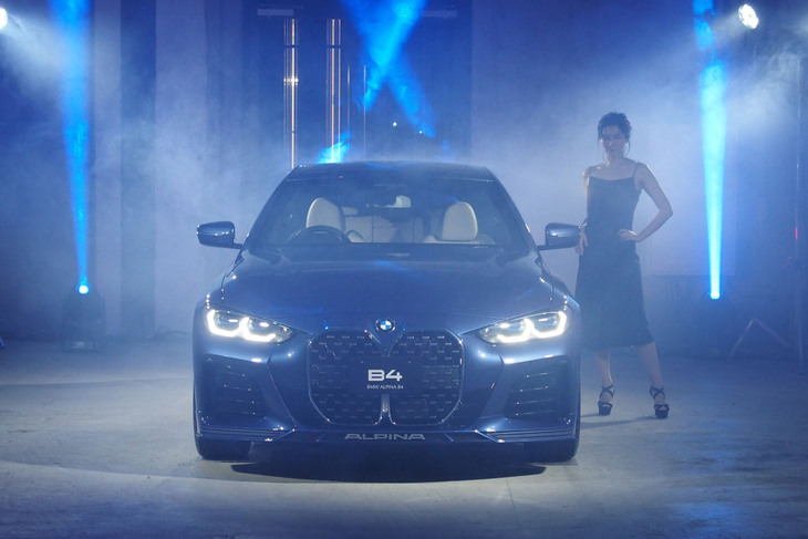 「BMWアルピナB4グランクーペ」の発表時の様子。