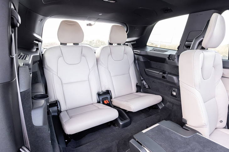 2人掛けとなる「XC90ウルトラT8 AWDプラグインハイブリッド」の3列目シート。3列目に乗り込むのは少々大変で、座り心地が悪く閉塞（へいそく）感も高いから、長時間の移動はキツそうだ。緊急用と割り切ったほうがいいだろう。