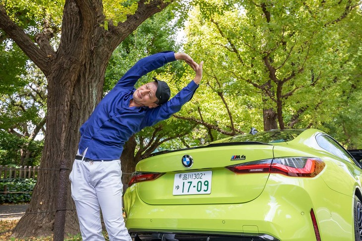 クルマを止めて気分転換に体操をしてみる。秋の日差しがイイ感じだ。