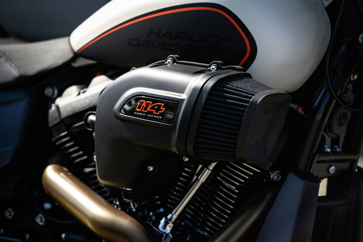 むき出しのエアクリーナーが目を引くエアインテークは、NHRAのドラッグマシンを参考にしたもので、吸気量を高めるための工夫がなされている。