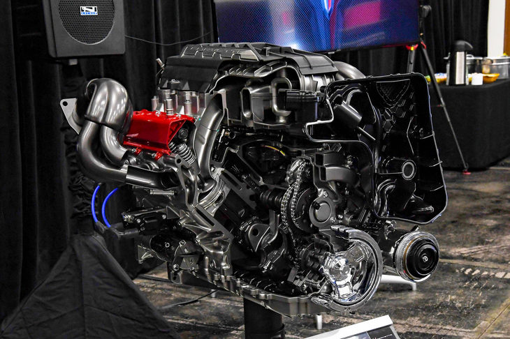 「LT2」と呼ばれる6.2リッターV8 OHVエンジンは、従来モデルの「LT1」より35hp高い495hpの最高出力と、7N・m大きな637N・mの最大トルクを発生する。