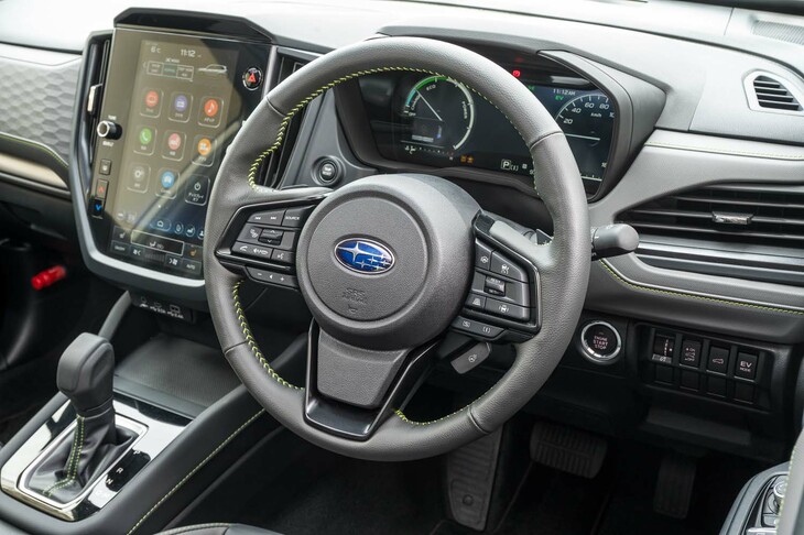 ラインナップはターボエンジンの「スポーツ」、ハイブリッドの「X-BREAK S：HEV」「リミテッド S：HEV」の3種類が基本で、それぞれに「アイサイトX」を搭載した「EX」も設定。装備やパワートレインに加え、内外装の仕様もグレードによって異なる。写真はX-BREAKのインテリアで、黒／グレーのツートンにグリーンのステッチが映える。