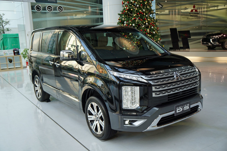 ビッグマイナーチェンジを受けた「三菱デリカD：5」。目のように見える部分は車幅灯であり、ヘッドランプユニットはその下にある縦長の部分になる。