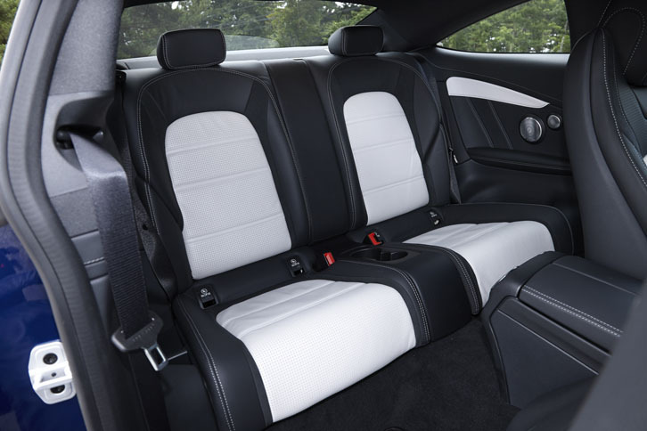 後席の定員は2人。左右座席間のシートバックは、前方に倒すことでアームレストまたはスキーホールになる。