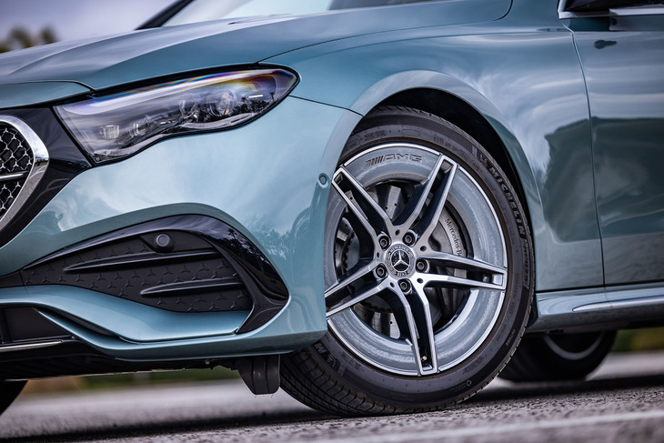 今回の試乗車は、オプションの「AMGラインパッケージ」に含まれる「19インチAMGアルミホイール（RTD）」にフロント245/45R19、リア275/40R19サイズの「ミシュランeプライマシー」タイヤが組み合わされていた。