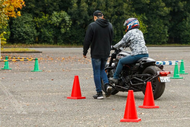 低速バランスの講習では、コーンでできただ円のコースを、講師の歩くスピードに合わせて走行。ハーレーのエンジンはとにかくトルクが大きいので、スロットルはあおらずにリアブレーキとクラッチ操作で車速をコントロールする。
