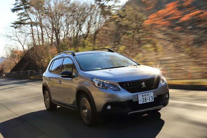 首都高速道路を抜け、中央自動車道を諏訪方面へ。天気は良好で、一同「本当に雪なんてあるの？」と不安になり始める。