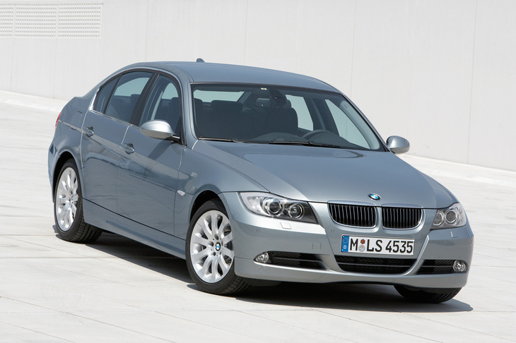 2005年登場の5代目「E90」系は、日本人デザイナーの永島譲二氏が意匠を手がけた。