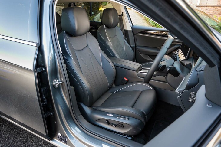 「エレガンス」のシート表皮はマイクロフリースが標準だが、試乗車には、運転席／助手席に電動調整機構やベンチレーション機能を備えた、オプションのレザーシートが装備されていた。同オプションを選択すると、前席のマッサージ機能も3チャンバー式から10チャンバー式に“格上げ”される。