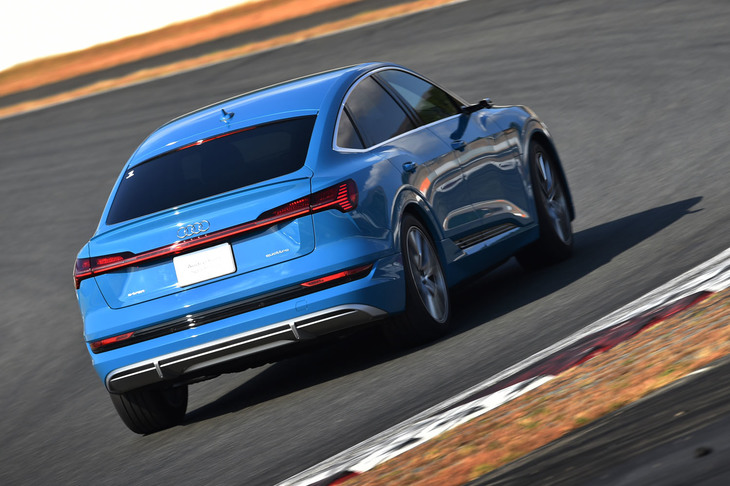 重量が重量だけに、コーナーでの“外へ引っ張られる感”はかなりのもの。ただロールやピッチはしっかり抑えられており、コーナリングを普通に楽しむことができた。