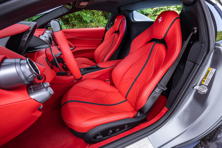 本革のシート表皮やダッシュボード、センターコンソールからカーペットに至るまで、試乗車のインテリアはオプションの「ロッソフェラーリ」と呼ばれるレッドで仕立てられていた。