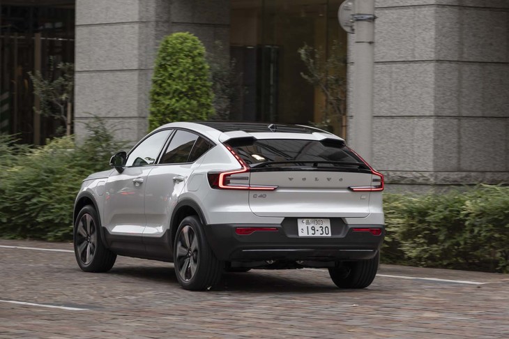 駆動用リチウムイオンバッテリーの容量はFWDモデルが69kWhで、4WDモデルが78kWh。出力150kWまでの急速充電に対応する。