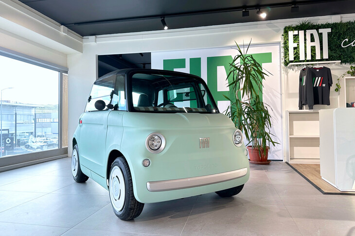 プラスチック外板の車体色は「ヴェルデヴィータ」1色である。