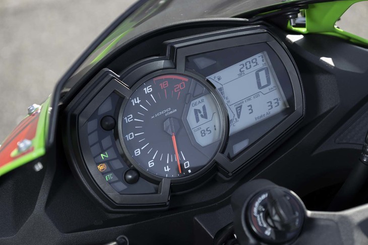 機械式タコメーターと液晶のインフォメーションディスプレイが組み合わされたメーターパネル。1万7000rpmからレッドゾーンが始まる。