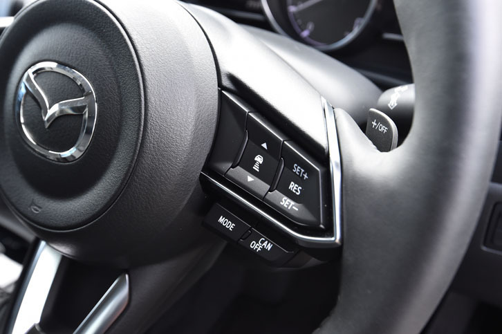 装備充実のグレード「Lパッケージ」には、30～100km/hの車速で利用できる「マツダ・レーダー・クルーズ・コントロール」が標準装備される。