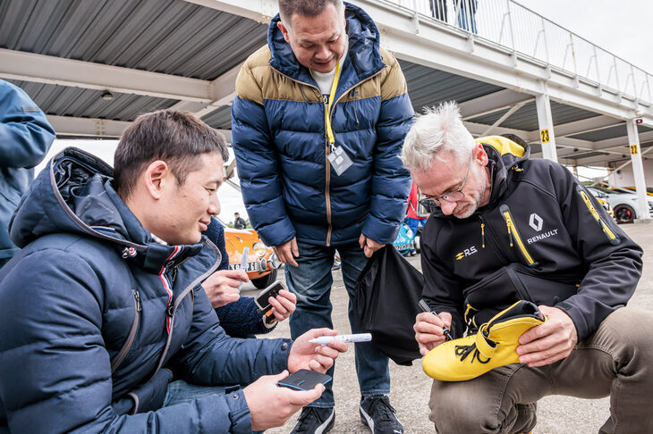 会場にて、ファンのサイン攻めにあうウルゴンさん。日本は世界的に見ても、熱心なR.S.のファンが多いマーケットだったのだ。