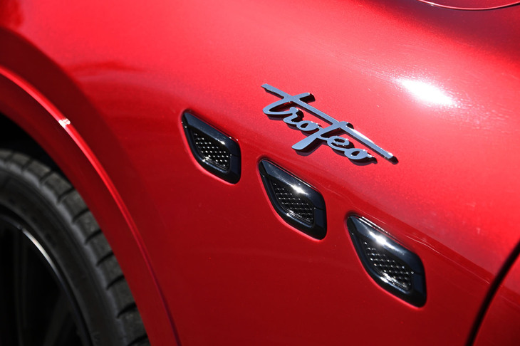 左右のフロントフェンダーには、マセラティ車でおなじみの3連エアアウトレットと、「Trofeo」のエンブレムが備わる。