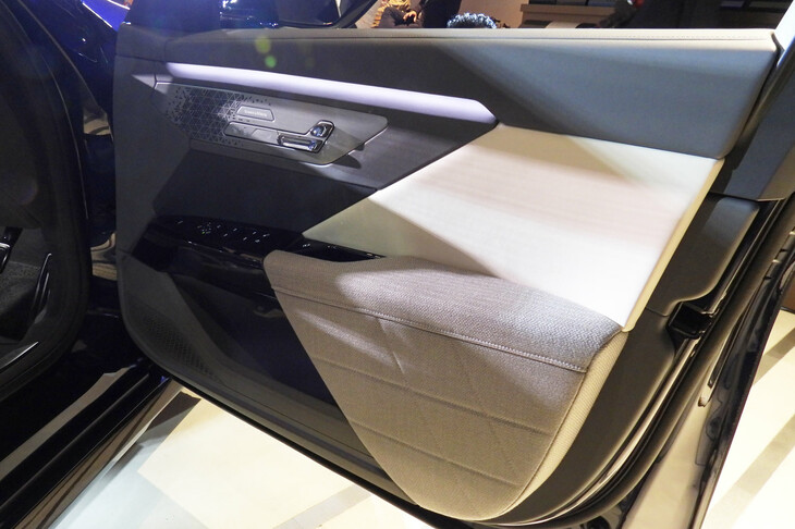 BMW i7 M70 xDrive（フロントドアトリム）