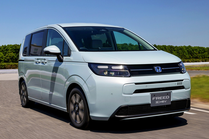 2024年6月に発売された3代目「ホンダ・フリード」。従来モデルからイメージを一新。現行「フィット」から始まったシンプル路線へと舵を切った。