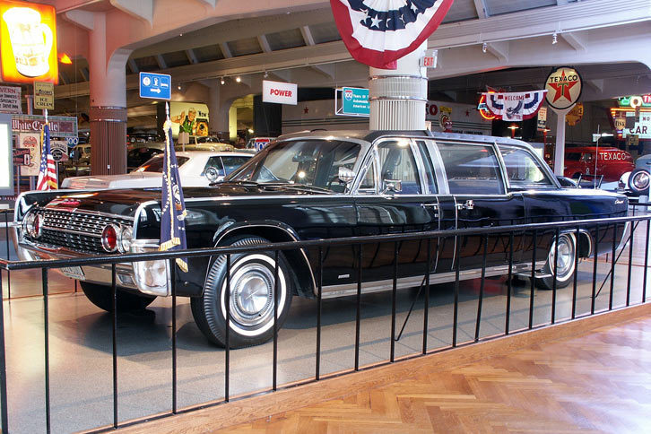 「リンカーン・コンチネンタル」
	リンカーンはキャデラックと並ぶアメリカの高級車ブランド。コンチネンタルは社長のエドセル・フォードが私用で乗るクルマとして試作されたモデルがもとになっている。大統領専用車として使用されることも多く、SS-100-Xは4代目モデルを改造して1961年に納入された。現在、SS-100-Xはアメリカのフォード博物館に収蔵されている。