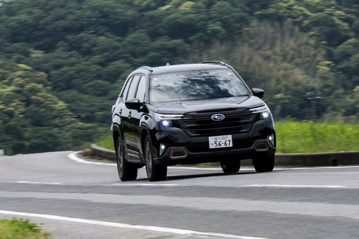 「スポーツ／スポーツEX」に搭載される1.8リッターターボエンジンは、環境性能を高めることで、後処理なしで厳しい新排ガス規制に対応。また70kg車重は増えているが、低燃費エンジンオイルや高効率オルタネーターの採用により、従来型と同等のカタログ燃費を実現している。