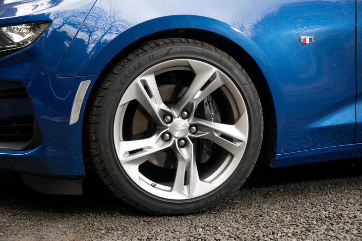 デザインが刷新された20インチアルミホイール。タイヤサイズは前：245/40ZR20、後ろ：275/35ZR20で、グッドイヤーの高性能スポーツタイヤが装着されていた。