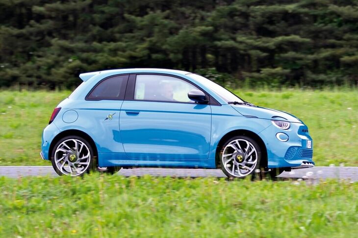 「アバルト500e」は、本来は排気音が聞こえないはずの電気自動車だが、ガソリンエンジン車のエキゾーストシステム「レコードモンツァ」のサウンドを再現する「アバルトサウンドジェネレーター」が搭載されている。