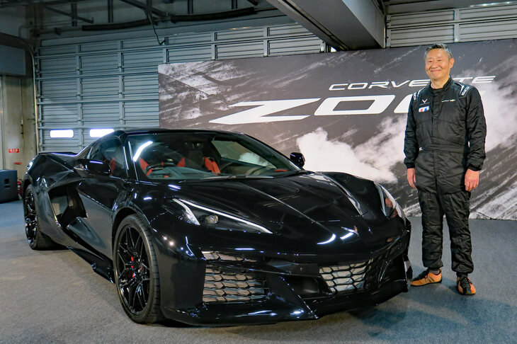 新型「シボレー・コルベットZ06」と、ゼネラルモーターズ・ジャパンの若松 格社長。